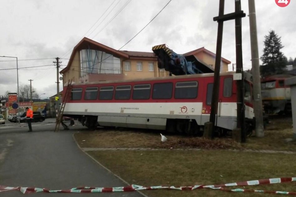 Ilustračný obrázok k článku Po zrážke s vlakom v Čadci padlo obvinenie: Škody sú najmenej 200-tisíc eur, FOTO