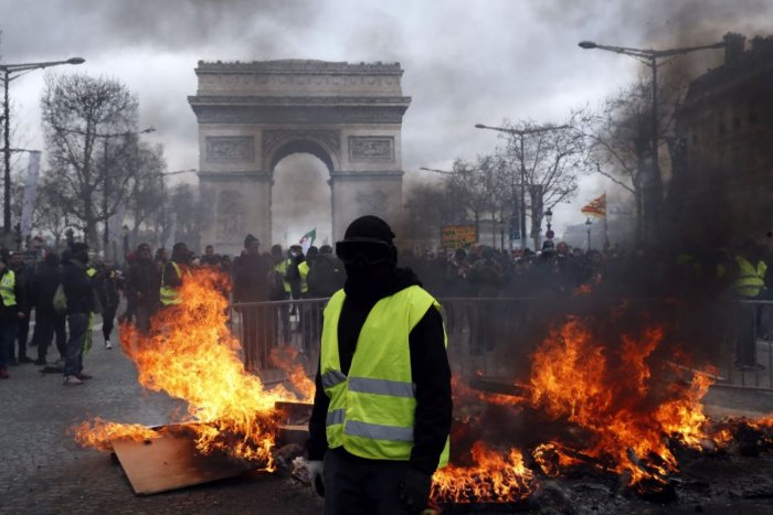 Ilustračný obrázok k článku Peklo v centre Paríža: Demonštranti plienili obchody, horeli i autá, FOTO