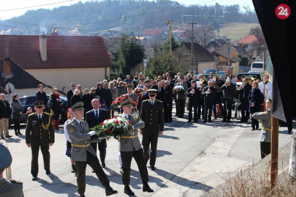 Ilustračný obrázok k článku Pripomenuli si vypálenie obce Skýcov, slávnosti sa zúčastnil aj minister, FOTO