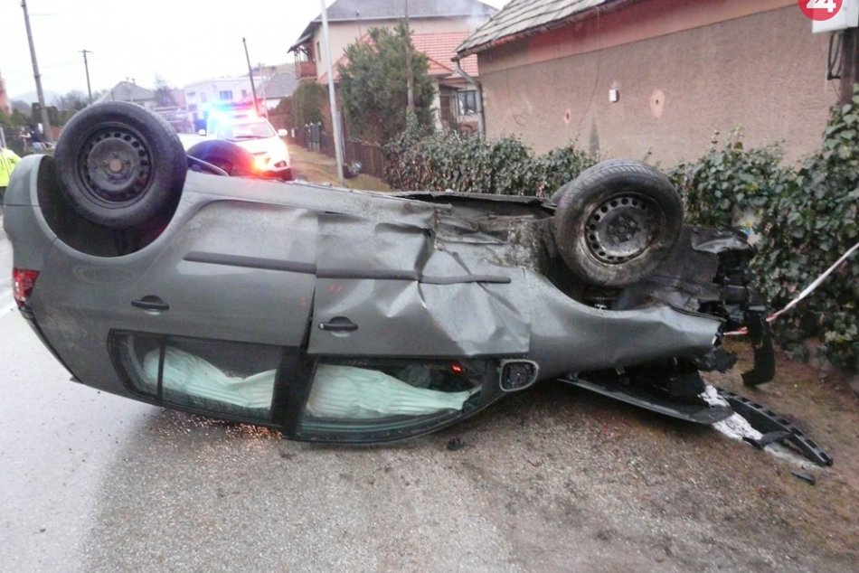 Ilustračný obrázok k článku Nehoda v Rudnej: Vozidlo po náraze ostalo na streche, FOTO