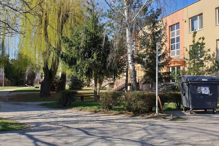 Ilustračný obrázok k článku Zákazovú značku niekto pravidelne ničí: Mesto plánuje osadenie fotopasce