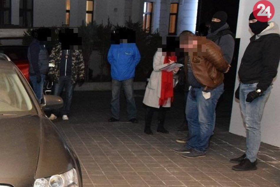 Ilustračný obrázok k článku Policajná akcia v Bystrici: Z vydierania cez intímne fotky obvinili 3 mladých ľudí, FOTO
