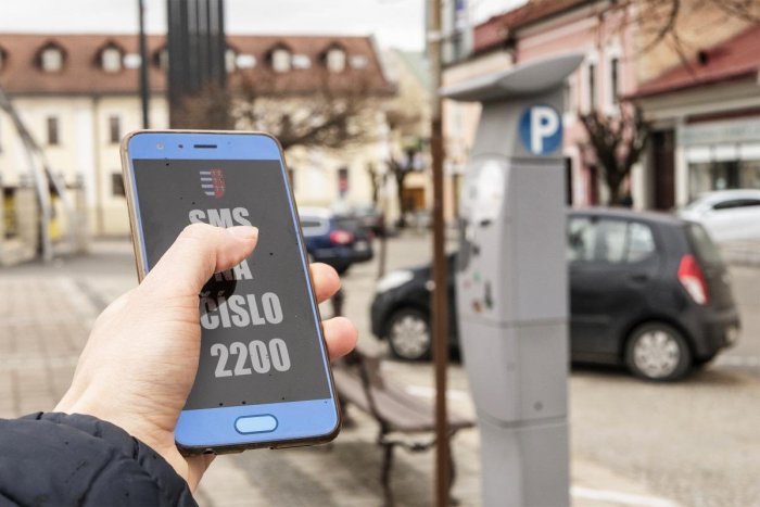 Ilustračný obrázok k článku Dobrá správa pre vodičov: Parkovať cez SMS sa dá už aj v Brezne