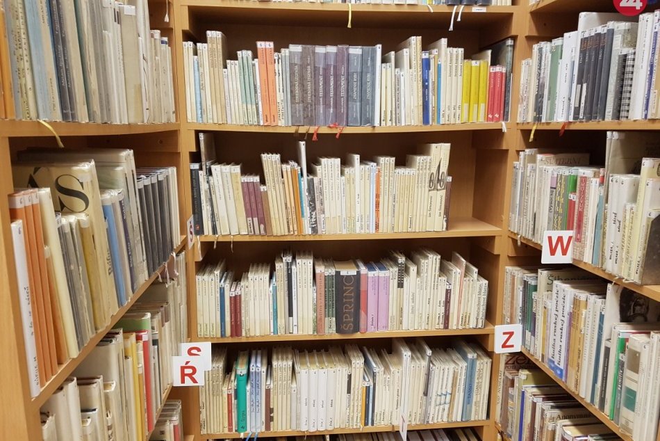 Ilustračný obrázok k článku Havária si vyžiadala krutú daň: Novozámocká knižnica prišla o tisíce kníh