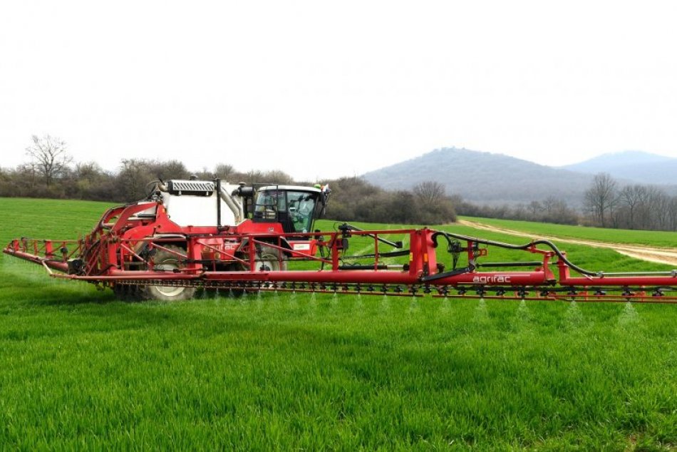 Ilustračný obrázok k článku Začali sa jarné práce: Na polia v okolí Nitry vyrazili poľnohospodári, FOTO