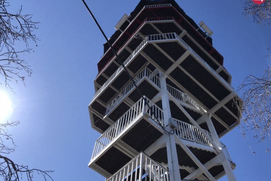 Ilustračný obrázok k článku FOTO: Vyhliadková veža Hradová symbolicky otvorila sezónu. Poznáte jej predchodkyňu?