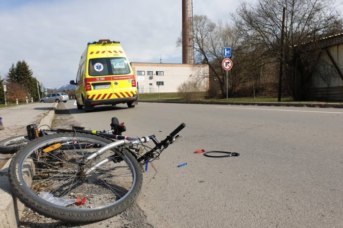 Ilustračný obrázok k článku Dopravná nehoda v Mikuláši: Vodička (23) v Golfe sa zrazila s cyklistom (59)