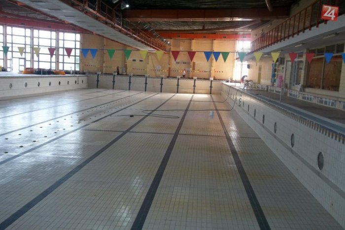 Ilustračný obrázok k článku Rokovania o plavárni v plnom prúde: Radnica hľadá zdroje na opravu strechy