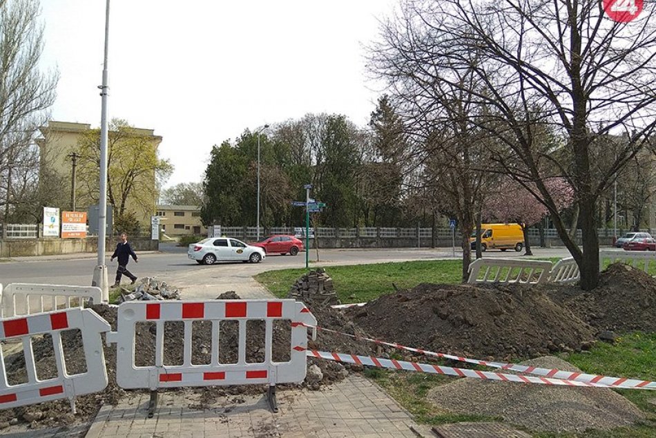 Ilustračný obrázok k článku Na viacerých uliciach v Zámkoch má byť obmedzená doprava: Dôvodom sú pozemné práce