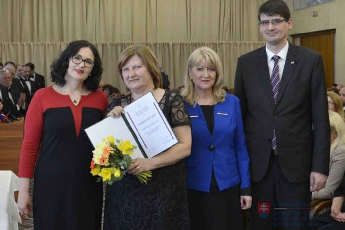Ilustračný obrázok k článku Dostalo sa jej uznania: Medailou sv. Gorazda ocenili aj trenčiansku učiteľku, FOTO