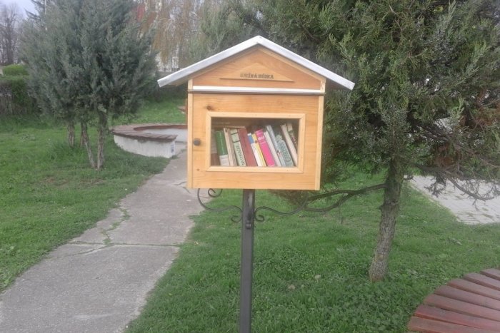 Ilustračný obrázok k článku Pribinov park ukrýva poklady: Radosť knihomoľov v knižnej búdke, FOTO
