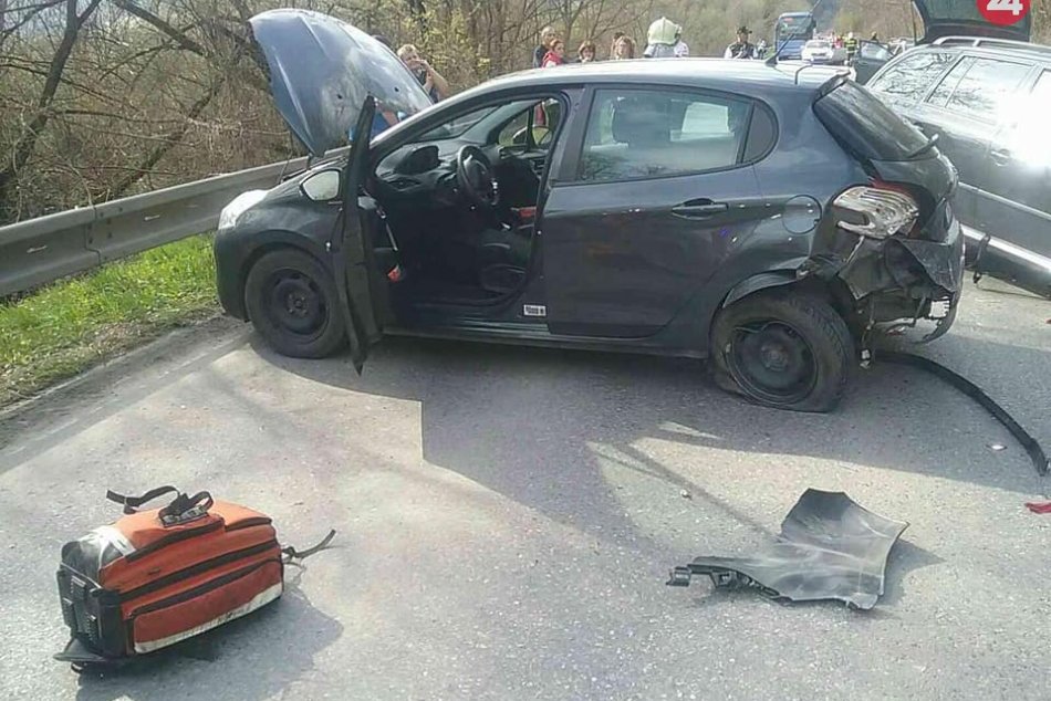 Ilustračný obrázok k článku Vážna nehoda si vyžiadala zranených: Cestu do Považskej uzavreli, FOTO