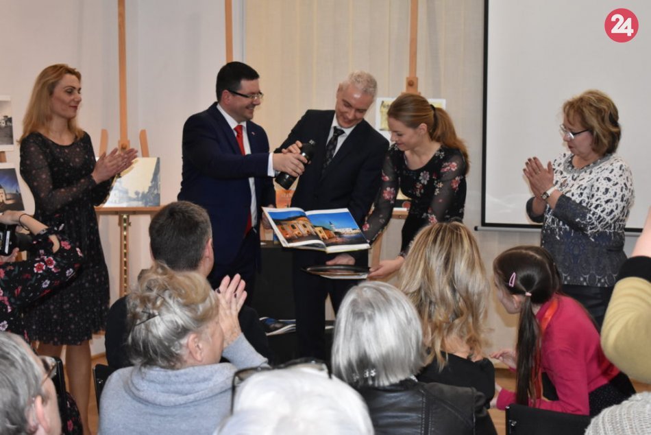 Ilustračný obrázok k článku História a tradície Kežmarku: Vo Varšave pokrstili novú knihu