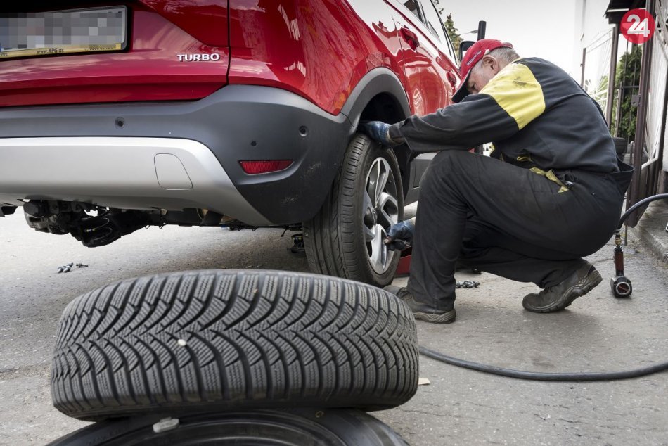 Ilustračný obrázok k článku Zimné pneumatiky u našich susedov: Šoféri, viete KEDY a kde sú POVINNÉ?