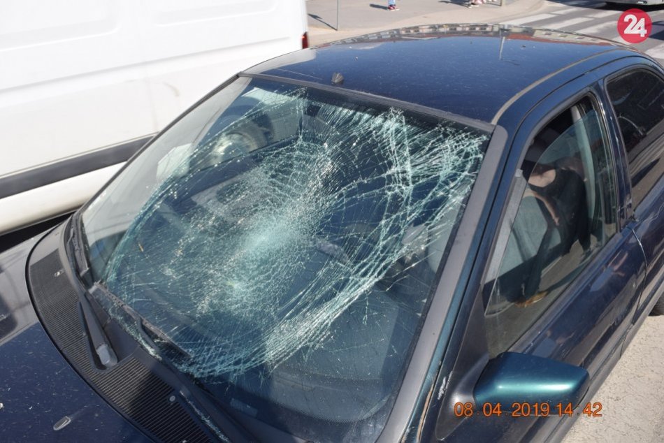 Ilustračný obrázok k článku V Nitre zrazilo auto chodca: Po náraze na čelné sklo sa z miesta vyparil, FOTO