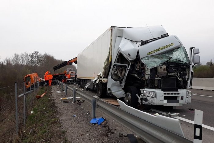 Ilustračný obrázok k článku Nehoda na žilinskej diaľnici: Kamionista zrámoval cestárov