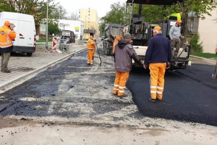 Ilustračný obrázok k článku Oprava Hornej ulice v Šali pokračuje: Radnica opravuje i výtlky, FOTO