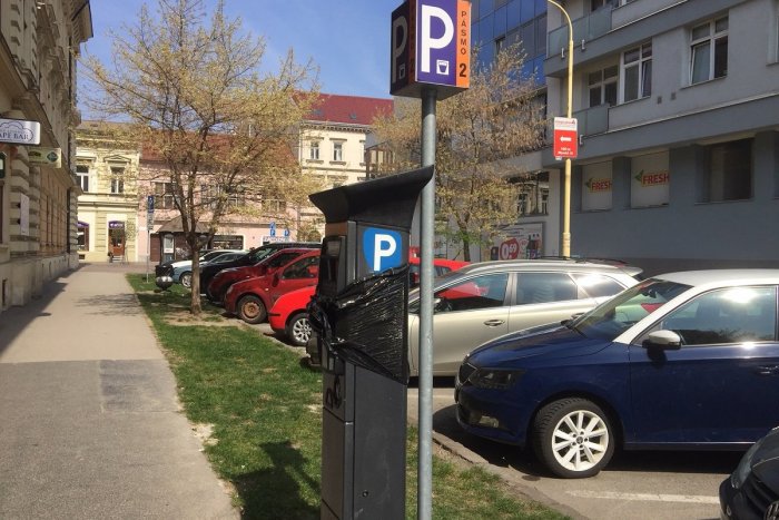 Ilustračný obrázok k článku Parkovné sa už bude dať platiť aj v hotovosti, mesto namontuje 45 parkomatov