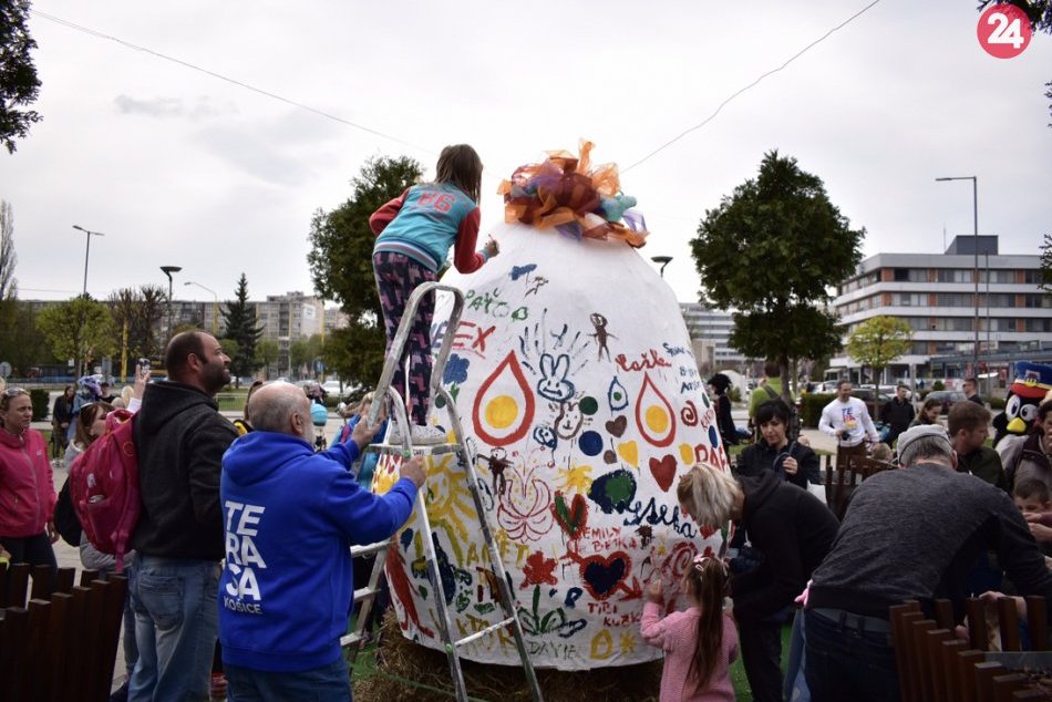 Ilustračný obrázok k článku FOTO: Pred OC Galériou zdobili návštevníci gigantickú kraslicu