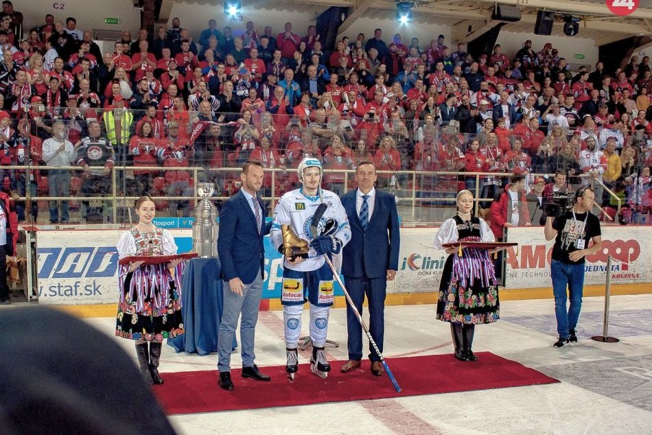 Ilustračný obrázok k článku Samuel Buček získal Zlatú korčuľu: Bystrický štadión na nohách skandoval jeho meno