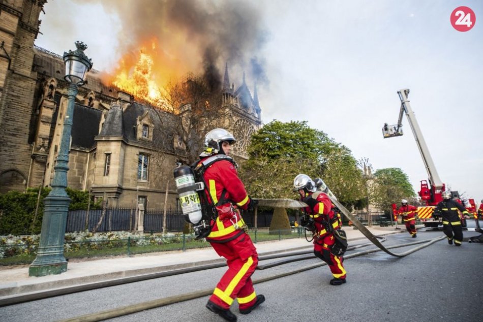 Ilustračný obrázok k článku Deň po skaze Notre-Dame: Požiar vyšetrujú ako nehodu, FOTO
