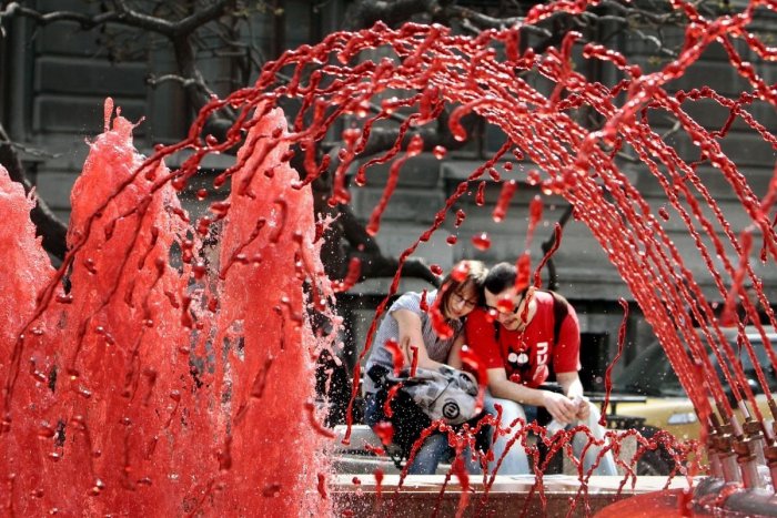 Ilustračný obrázok k článku Významné budovy sa v stredu rozsvietia na červeno: Pripomenú Svetový deň hemofílie