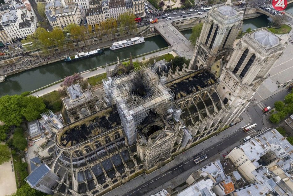 Ilustračný obrázok k článku Nad Notre-Dame sa preletel dron: Nasnímal zničenú strechu, FOTO