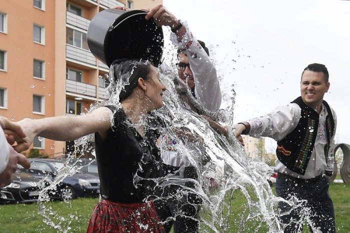 Ilustračný obrázok k článku FOTO: Folkloristi zo súboru Železiar oblievajú teplou vodou a za spevu