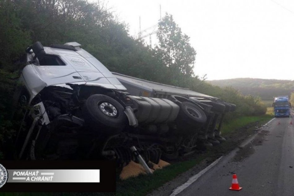 Ilustračný obrázok k článku Vážna nehoda za Trstínom: Vozidlo pri predbiehaní vrazilo do kamióna