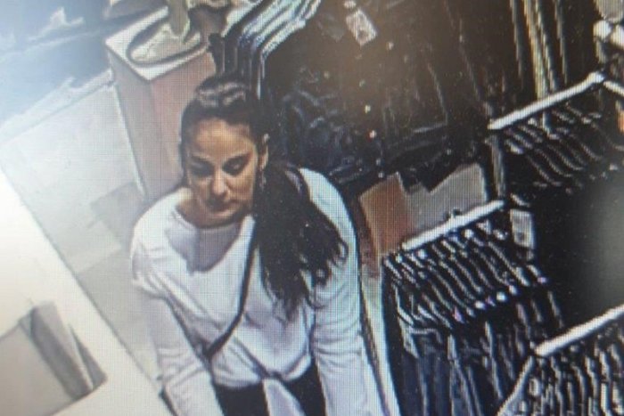 Ilustračný obrázok k článku FOTO: Poznáte túto ženu? V obchodnom centre v Lučenci nakupovala ako straka