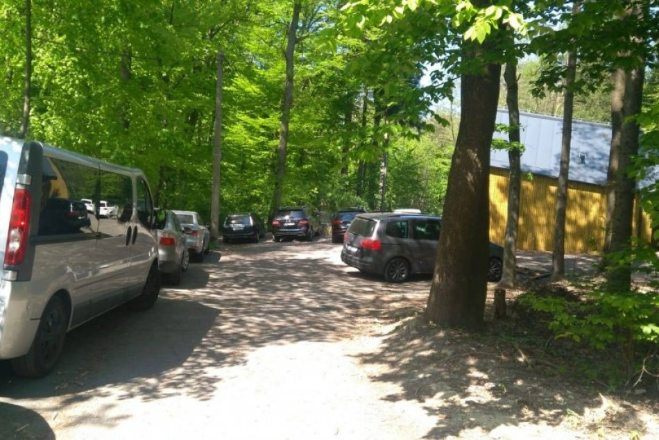 Ilustračný obrázok k článku Skvelá správa pre návštevníkov Kamzíka: Pri bufetoch už autá parkovať nebudú!