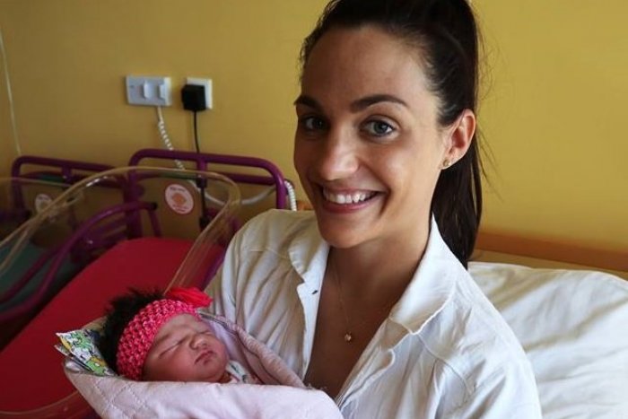 Ilustračný obrázok k článku Jubilejné bábätko v žilinskej nemocnici: Krásna mamička sa teší z dcérky Elky, FOTO