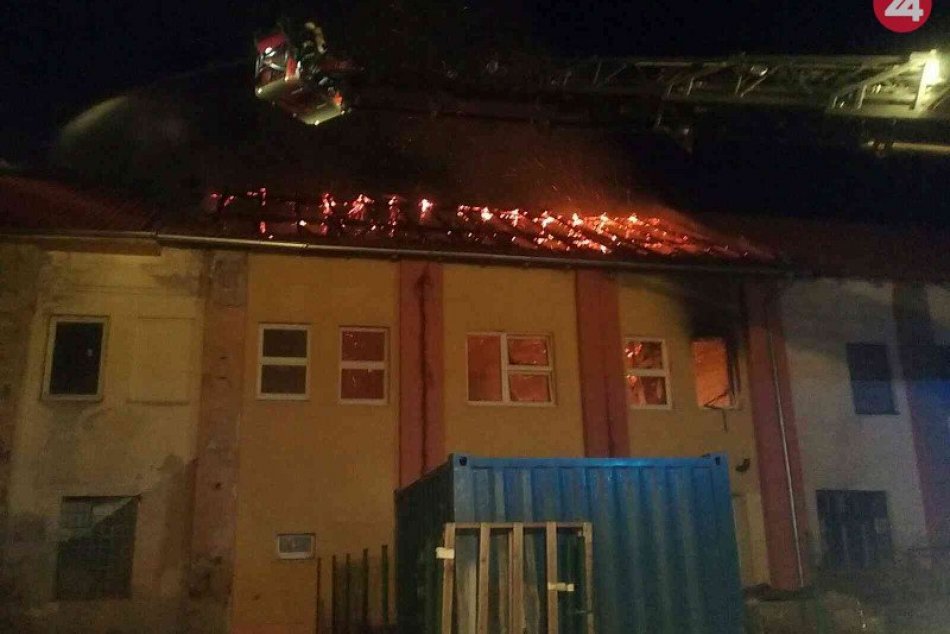 Ilustračný obrázok k článku Budovu v Zámkoch zachvátil požiar: Z blízkeho hotela museli evakuovať desiatky ľudí, FOTO