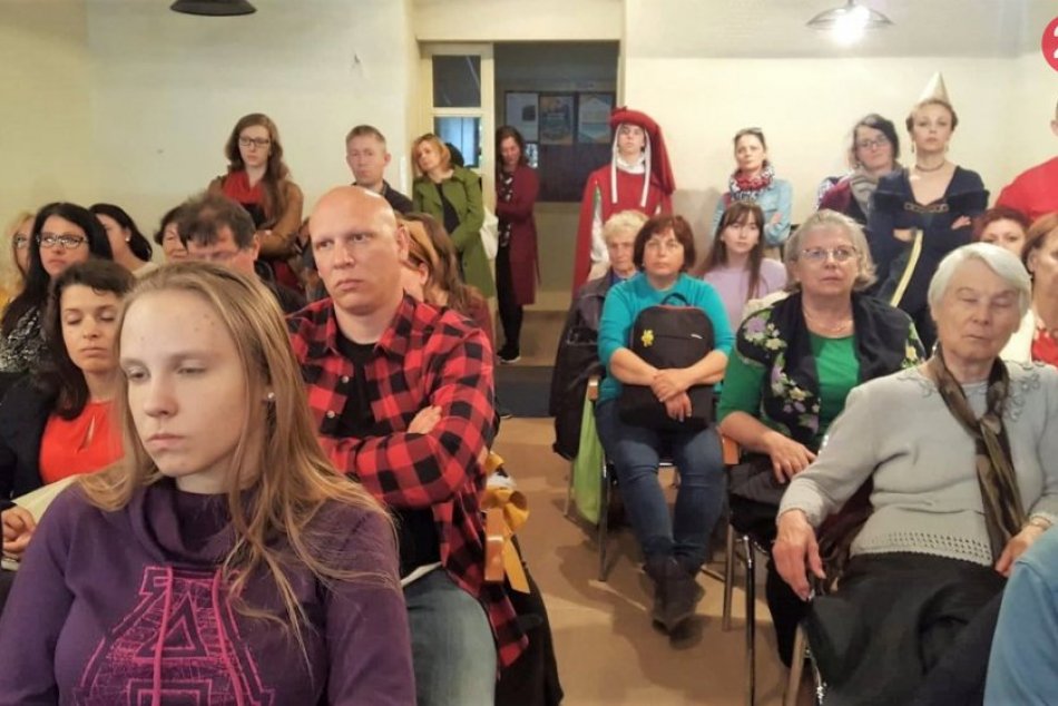 Ilustračný obrázok k článku AXA klub praskal vo švíkoch: Prednáška historičky Dvořákovej zaujala nielen ženy, FOTO