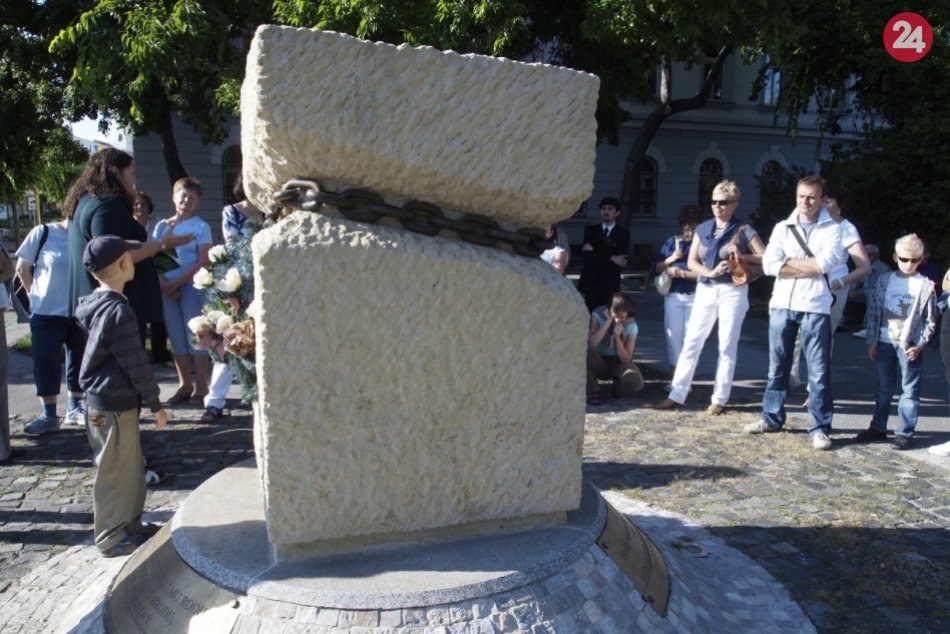 Ilustračný obrázok k článku Pomník nespravodlivo prenasledovaných: Kocka pripomína krivdu z čias komunizmu