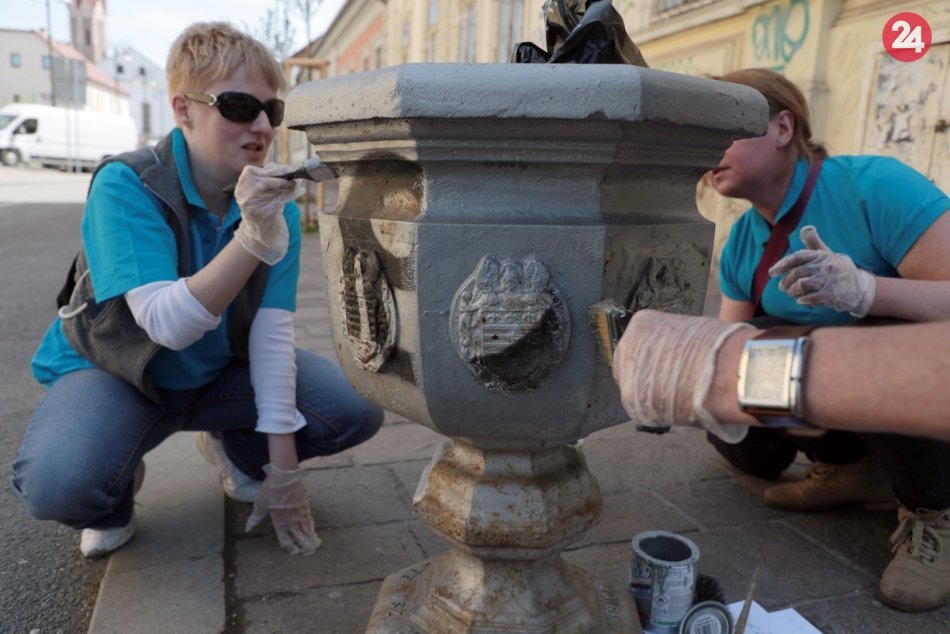 Ilustračný obrázok k článku Úradníci z magistrátu a mestských podnikov opustili kancelárie a v uliciach mesta natreli koše