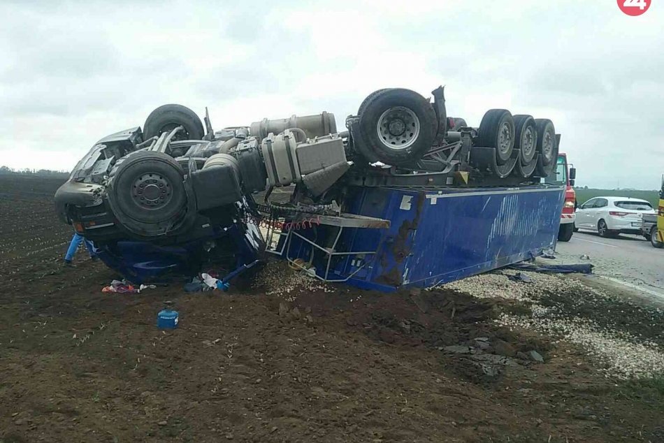 Ilustračný obrázok k článku Nehoda pri Trnave: Kamión so štrkom  sa prevrátil mimo cesty, FOTO