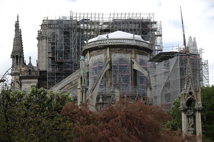 Ilustračný obrázok k článku Odborníci varujú pred unáhlenosťou pri reštaurovaní poškodeného Notre-Dame