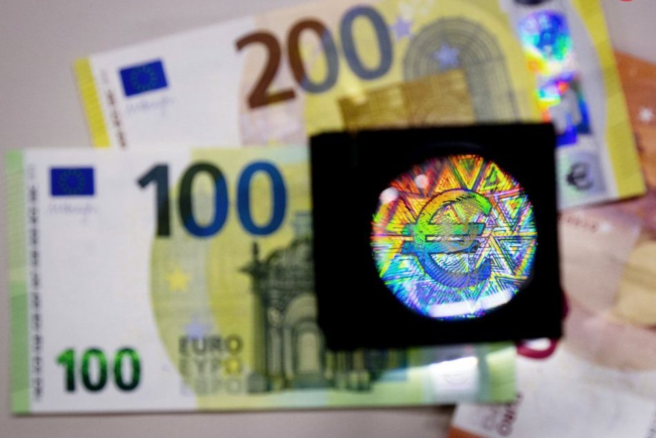 Ilustračný obrázok k článku Mieria k nám nové bankovky v hodnote 100 eur a 200 eur: Z peňaženky už trčať nebudú