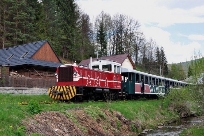 Ilustračný obrázok k článku Na otvorenie sezóny na ČHŽ a vo Vydrovskej doline šli mnohí historickým vlakom, FOTO