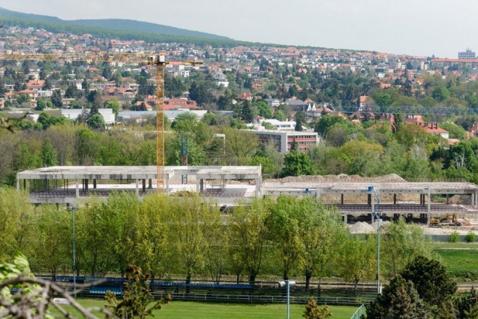 Ilustračný obrázok k článku Uzávierka cesty okolo skeletu pri rieke sa odkladá: Termín zatiaľ nie je známy