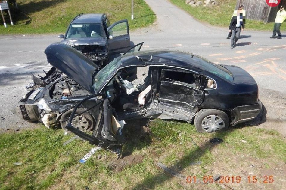Ilustračný obrázok k článku Pri hrozivej nehode sa zranilo 5 osôb. Ťažko zranenú ženu do Bystrice odvážal vrtuľník, FOTO