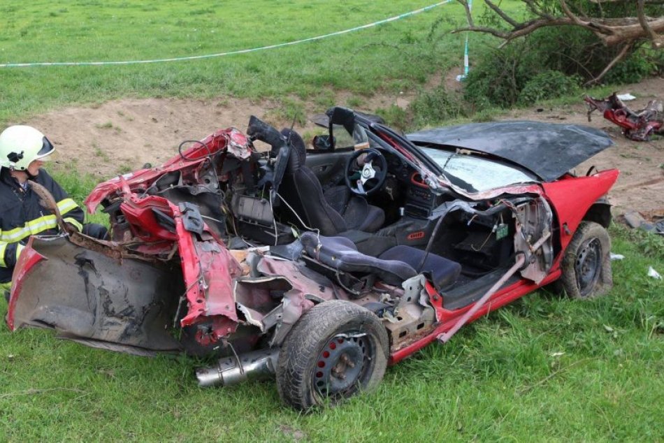 Ilustračný obrázok k článku Tragický víkend v okrese Žarnovica: Pri dopravnej nehode vyhasli dva mladé životy, FOTO