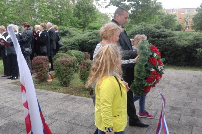 Ilustračný obrázok k článku Šaľania si uctili pamiatku obetí vojny: K pamätníku položili vence, FOTO