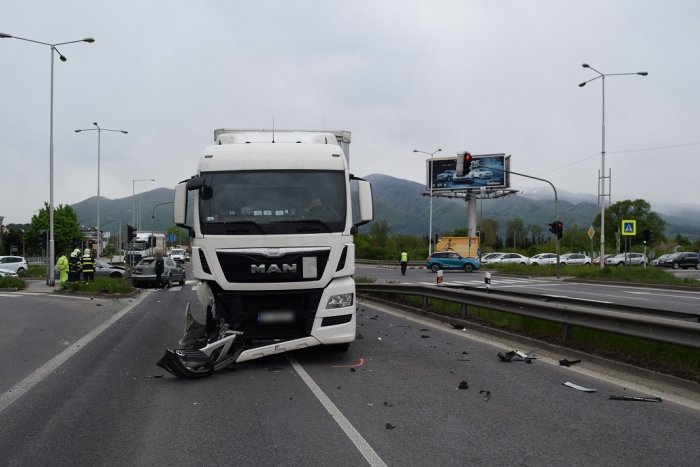 Ilustračný obrázok k článku Martinskí policajti prosia o pomoc: Vyšetrujú nehodu auta a kamióna, FOTO