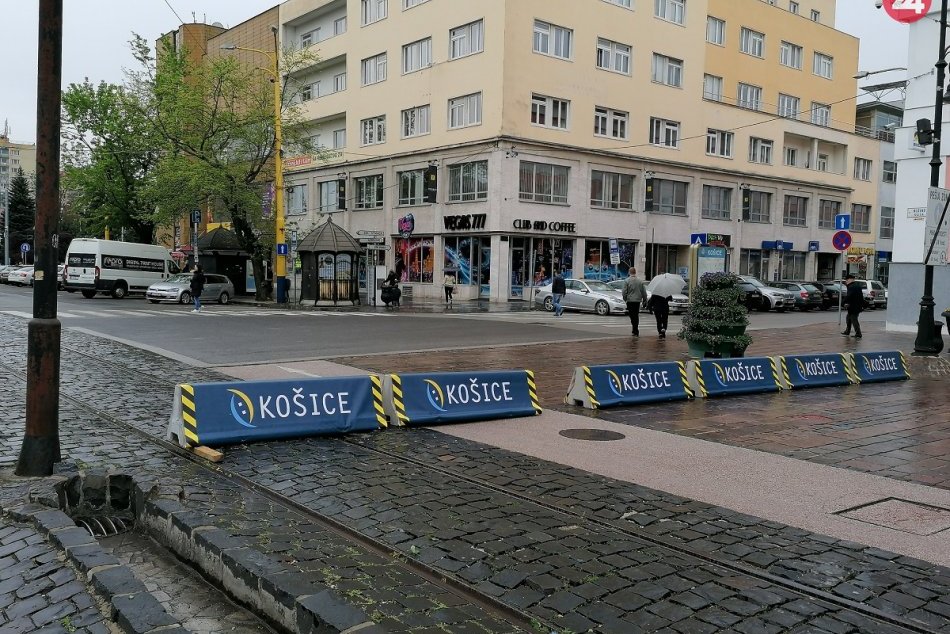 Ilustračný obrázok k článku Počas hokejového šampionátu platí obmedzený prejazd vozidiel cez Hlavnú ulicu