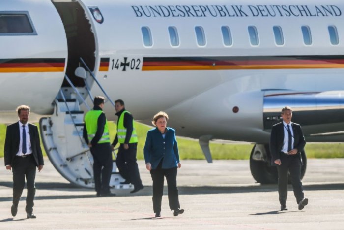 Ilustračný obrázok k článku Fanúšička Merkelovej spôsobila nehodu: Dodávkou narazila do jej lietadla
