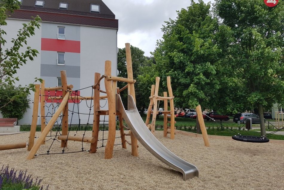 Ilustračný obrázok k článku V Trnave pribudol moderne vyzerajúci vnútroblok: Takto vynovili ihrisko, FOTO