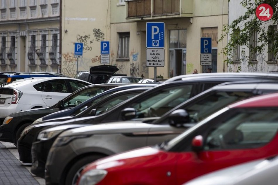 Ilustračný obrázok k článku Petržalka a Ružinov dali návrhu parkovacej politike zelenú, Nové Mesto nie