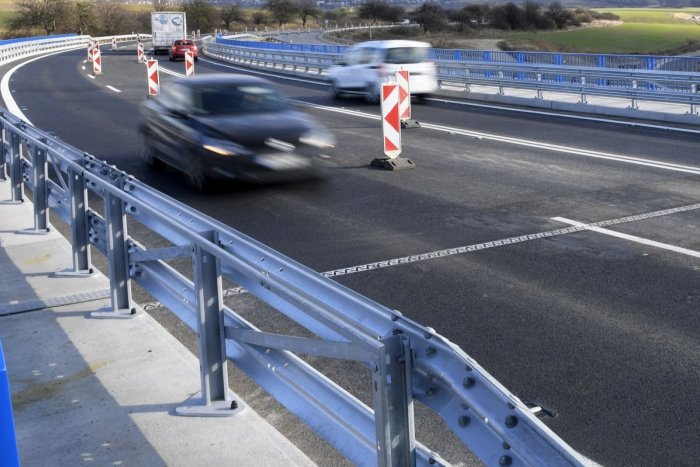 Ilustračný obrázok k článku Vodiči, zbystrite: Obmedzenia na diaľnici D1 na mostoch medzi Trnavou a Hlohovcom